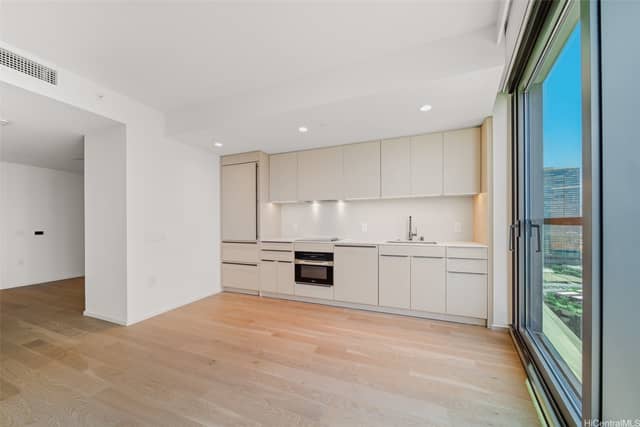 1 Bath Condo in Honolulu — photo 17